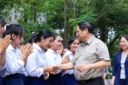 Thủ tướng Phạm Minh Chính thăm trường Phổ thông Dân tộc nội trú THPT An Giang