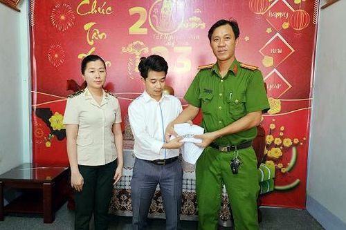Bàn giao chiếc đồng hồ trị giá gần 280 triệu đồng bị rơi tại Sân bay Phú Quốc