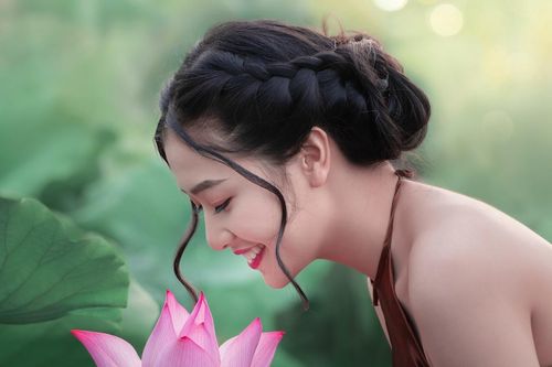 Thiếu nữ Hà thành rủ nhau check-in mùa sen nở rộ đẹp ngẩn ngơ