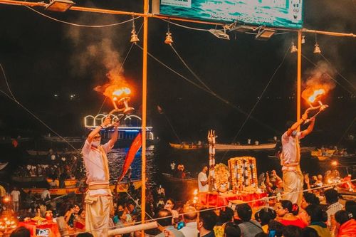 Cô gái Việt kể lúc 'lạnh sống lưng' xem cảnh hỏa táng trên sông thiêng