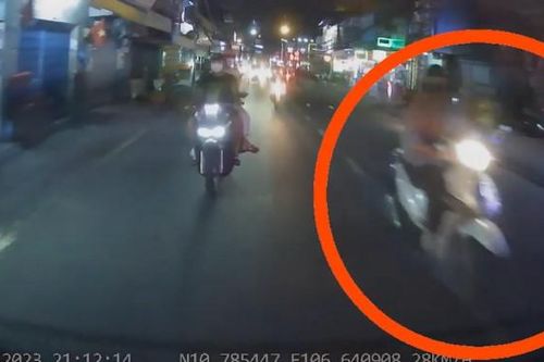 Người phụ nữ đi xe máy gặp nạn khi cố vượt ô tô con trên phố