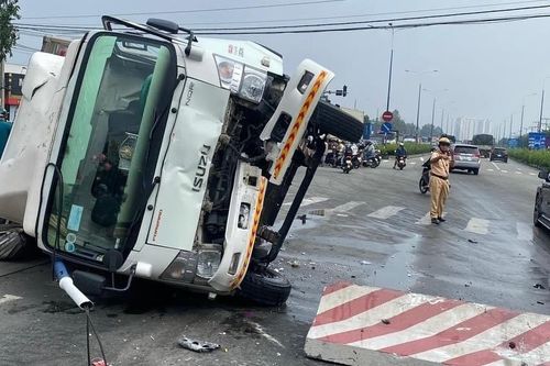 Tránh xe máy băng qua đường, ô tô tải tông người đi bộ tử vong