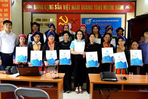 Phụ nữ, trẻ em tại khu mỏ Mông Dương được nhận quà nhân ngày Gia đình Việt Nam