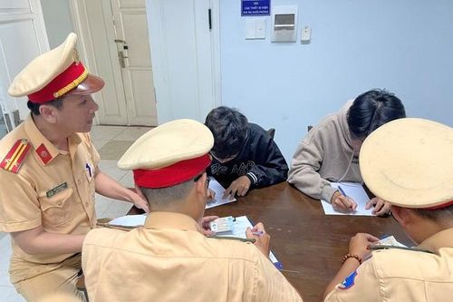 Hai thanh niên điều khiển xe môtô, 'dẫn đường' cho xe cứu thương