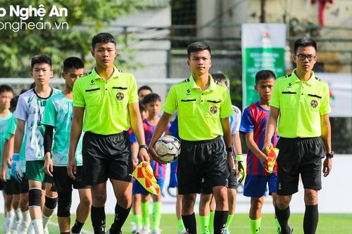 Tính chuyên nghiệp của đội ngũ trọng tài điều hành Giải bóng đá Thiếu niên - Nhi đồng Cúp Báo Nghệ An năm 2023