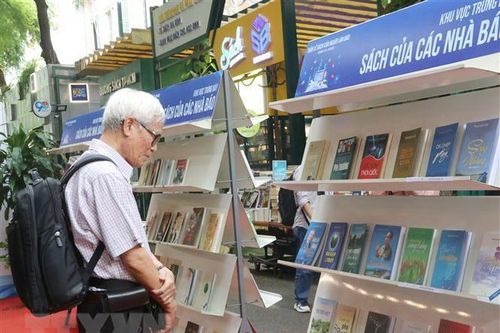 Tôn vinh sự cống hiến của những người làm báo viết sách