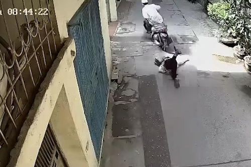 Hà Nội: Tên cướp táo tợn giật dây chuyền của người đi bộ