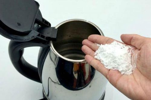 Cho thứ này vào ấm siêu tốc rồi đun sôi, cặn bẩn sẽ tự động bong ra, không mất công cọ rửa