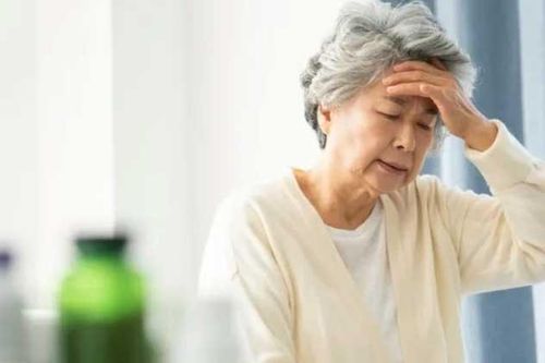 Mẹ đi dưỡng bệnh 2 tuần, anh tôi đã gọi điện hối thúc bà về quê