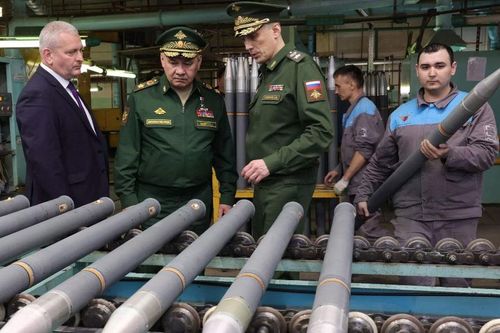 Bộ trưởng Sergei Shoigu đặt nhiệm vụ sản xuất thêm xe tăng và hệ thống súng phun lửa