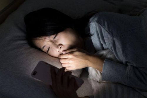 Loạt tác hại nguy hiểm của việc để điện thoại trên đầu giường trước khi đi ngủ không phải ai cũng biết