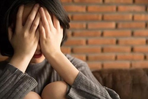 Nhìn mái đầu trọc của chồng, tôi bật khóc trong hạnh phúc và đau đớn