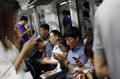 Những 'chuyến tàu địa ngục': Cơn ác mộng chưa có hồi kết của người Hàn Quốc mỗi giờ cao điểm