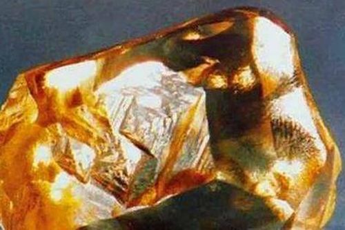 Cô gái trẻ nhặt được hòn đá óng ánh, chuyên gia thẩm định giá trị 3.300 tỷ đồng