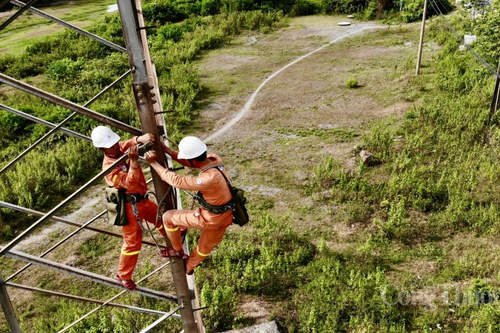 Đường dây 500kV Bắc - Nam tới hạn, 'lính truyền tải' căng mình dưới nắng nóng