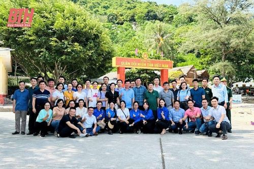 Sở Tài nguyên và Môi trường thăm, tặng quà cán bộ, chiến sĩ Đảo Mê