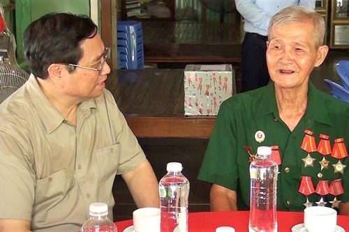 Thủ tướng Chính phủ Phạm Minh Chính thăm gia đình chính sách và giáo viên, học sinh dân tộc ở An Giang