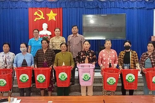 Ra mắt mô hình thùng rác tự quản tại xã biên giới Vĩnh Gia
