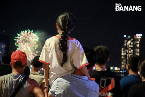 Người dân, du khách ngạc nhiên thích thú trước các màn trình diễn pháo hoa