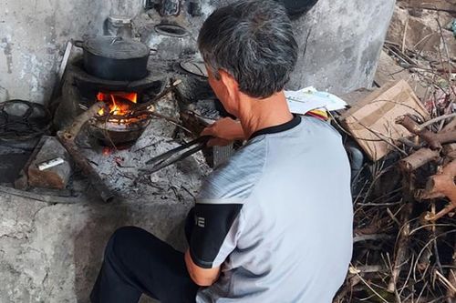 Những bếp lửa bập bùng trong sương sớm