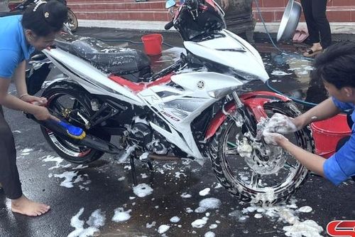 Rửa xe gây quỹ tiếp sức mùa thi năm 2023