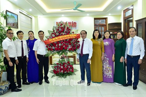 Đồng chí Bí thư Tỉnh ủy Chẩu Văn Lâm thăm, chúc mừng Văn phòng đại diện Báo Nhân Dân, Đài PT-TH tỉnh