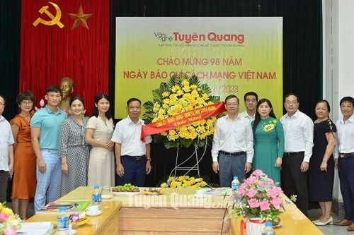 Phó Bí thư Tỉnh ủy, Chủ tịch UBND tỉnh Nguyễn Văn Sơn chúc mừng các cơ quan báo chí