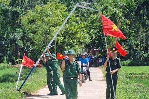 Tặng 1.000 lá cờ Tổ quốc; đường cờ Tổ quốc trong chiến dịch thanh niên tình nguyện hè