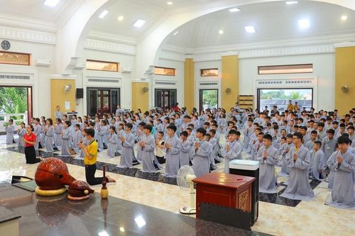 Nghệ An: Đông đảo thanh thiếu niên về chùa tham dự các khóa tu mùa hè