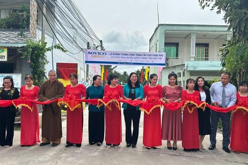 Bến Tre: Hội Từ thiện chùa Tường Nguyên bàn giao cầu bê-tông và trao 500 phần quà