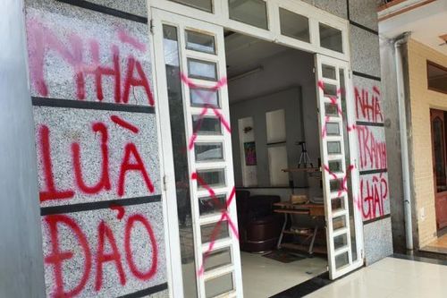 Nhóm người 'lạ' xông vào nhà cắt khóa, xịt sơn