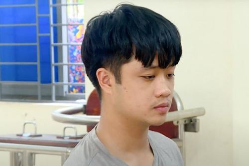 Dùng bình xịt hơi cay cướp tiệm vàng