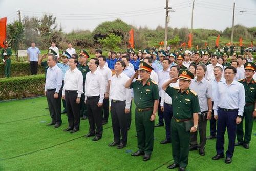 Chủ tịch nước dự Lễ chào cờ tại đảo Phú Quý