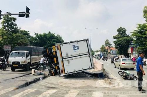 Xe tải đánh lái tránh xe máy, tông tử vong người phụ nữ rồi lật nhào