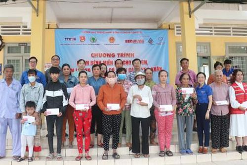 Tặng quà và khám sức khỏe miễn phí cho bà con vùng sâu, vùng xa