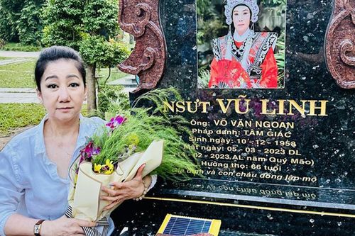 Sao Việt 17/6: Thanh Thanh Tâm từ Mỹ về viếng mộ 'người tình sân khấu' Vũ Linh