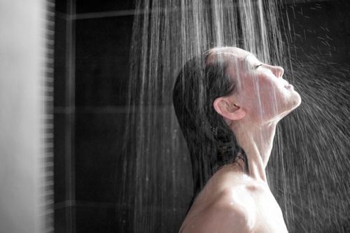 Nhiều người thích tắm ngay sau khi đi nắng, bác sĩ lên tiếng cảnh báo