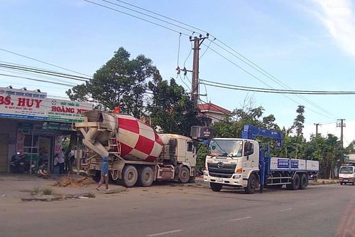 Xe bồn nổ lốp tông gãy trụ trạm biến áp, nhiều hộ dân ở Huế bị mất điện