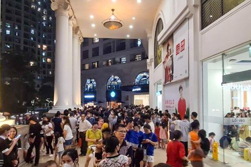 Cháy dưới hầm trung tâm thương mại ở Hà Nội