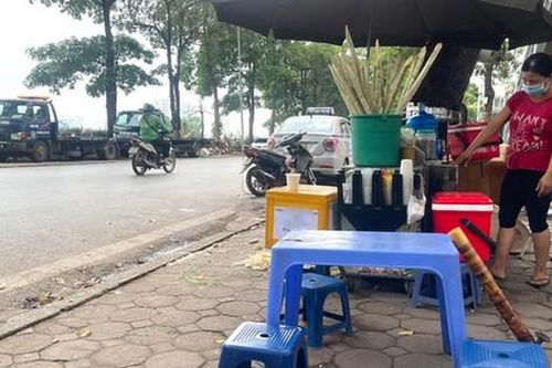 Lấn chiếm hè đường để bán hàng