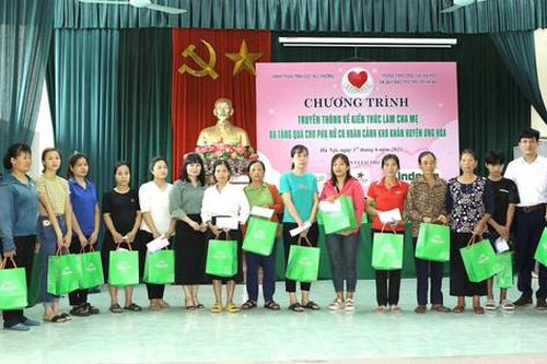 Truyền thông kiến thức làm cha mẹ và tặng quà cho phụ nữ có hoàn cảnh khó khăn