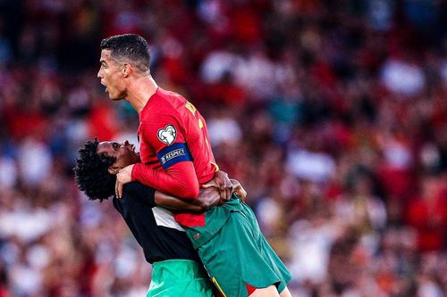 Ronaldo bị fan cuồng lao đến bế thốc giữa trận đấu
