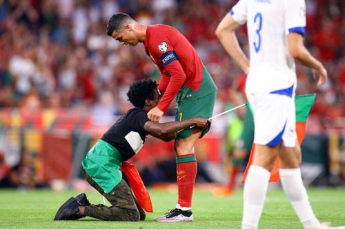 CĐV chạy vào sân, quỳ lạy Ronaldo