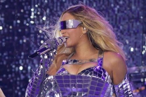 Phía sau mẫu jumpsuit xuyên thấu của Beyoncé