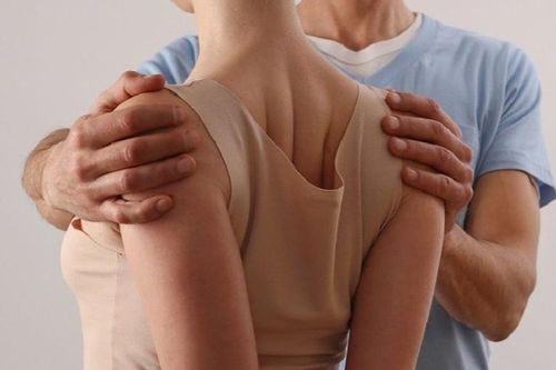 19 tuổi đã đau lưng, khó thở vì bị cong vẹo cột sống