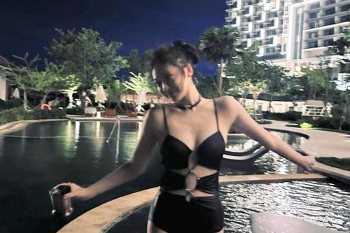 Nữ ca sĩ Trung Quốc mặc bikini khoe dáng ở Đà Nẵng