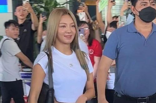 Thành viên nhóm SNSD ăn bánh xèo khi tới Đà Nẵng