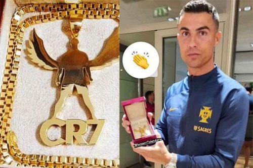 Ronaldo được tặng dây chuyền vàng sau trận thắng Bosnia