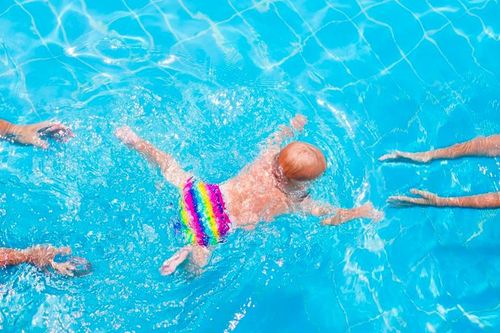 Những lưu ý trẻ bị chàm đi bơi lội