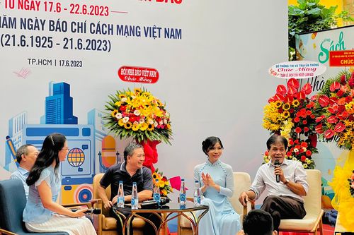 Nhà báo viết sách: Chân lý kết hợp với văn thơ